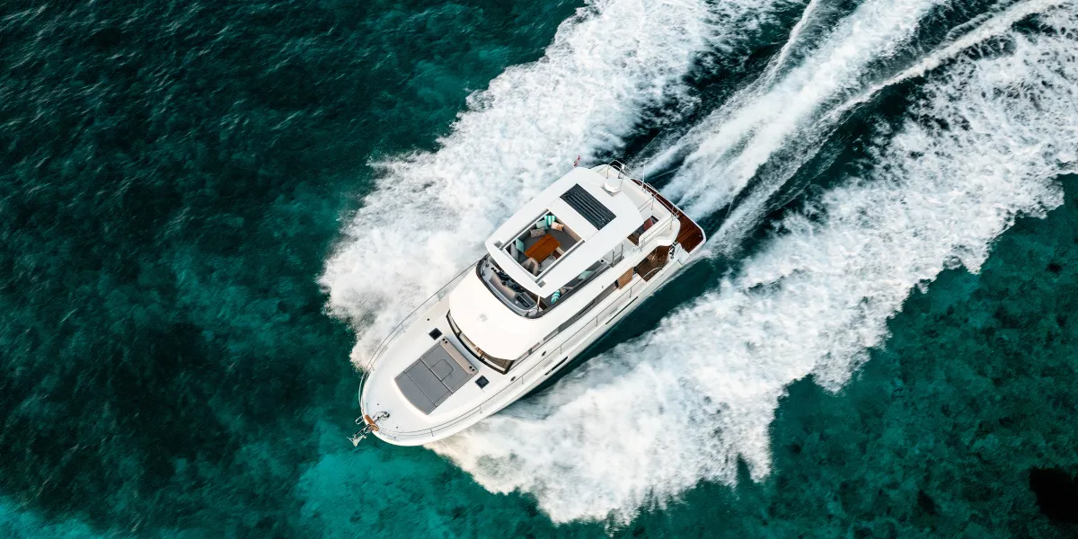 image swift trawler 48 en mer