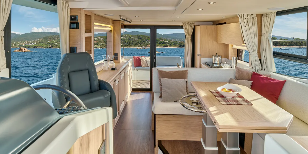 swift trawler 48 intérieur 3